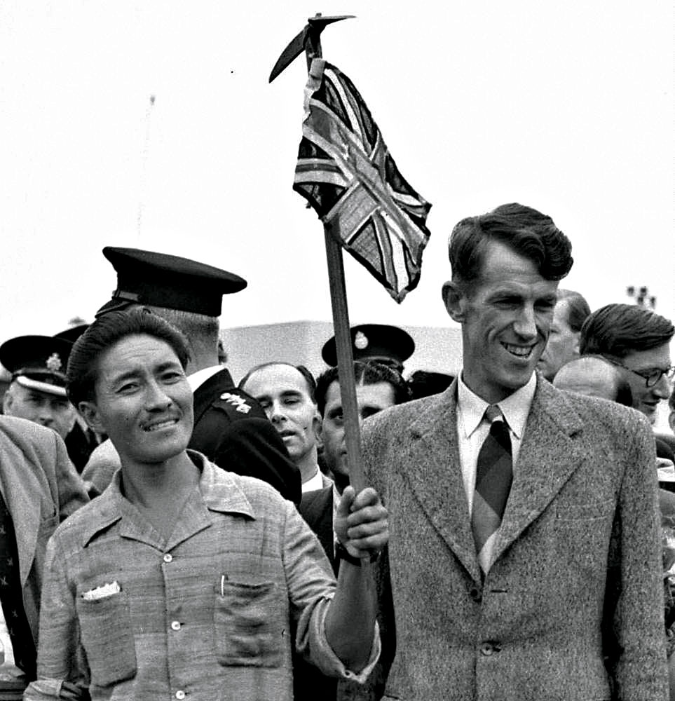 Edmund Hillary (R) and Sherpa Tenzing Norgay (L) at London’s Heathrow airport on their arrival from the expedition