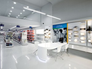 In redesigning the store layout for Kafkas, Greece’s largest electrical retailer, Stirixis replaced traditional counters with service booths